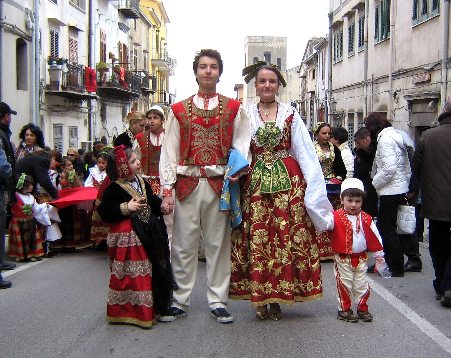 Италию населяло много народностей например. Национальный костюм Сицилии. Жители Сицилии сицилийцы. Национальный костюм сицилийцев. Сардиния национальный костюм.