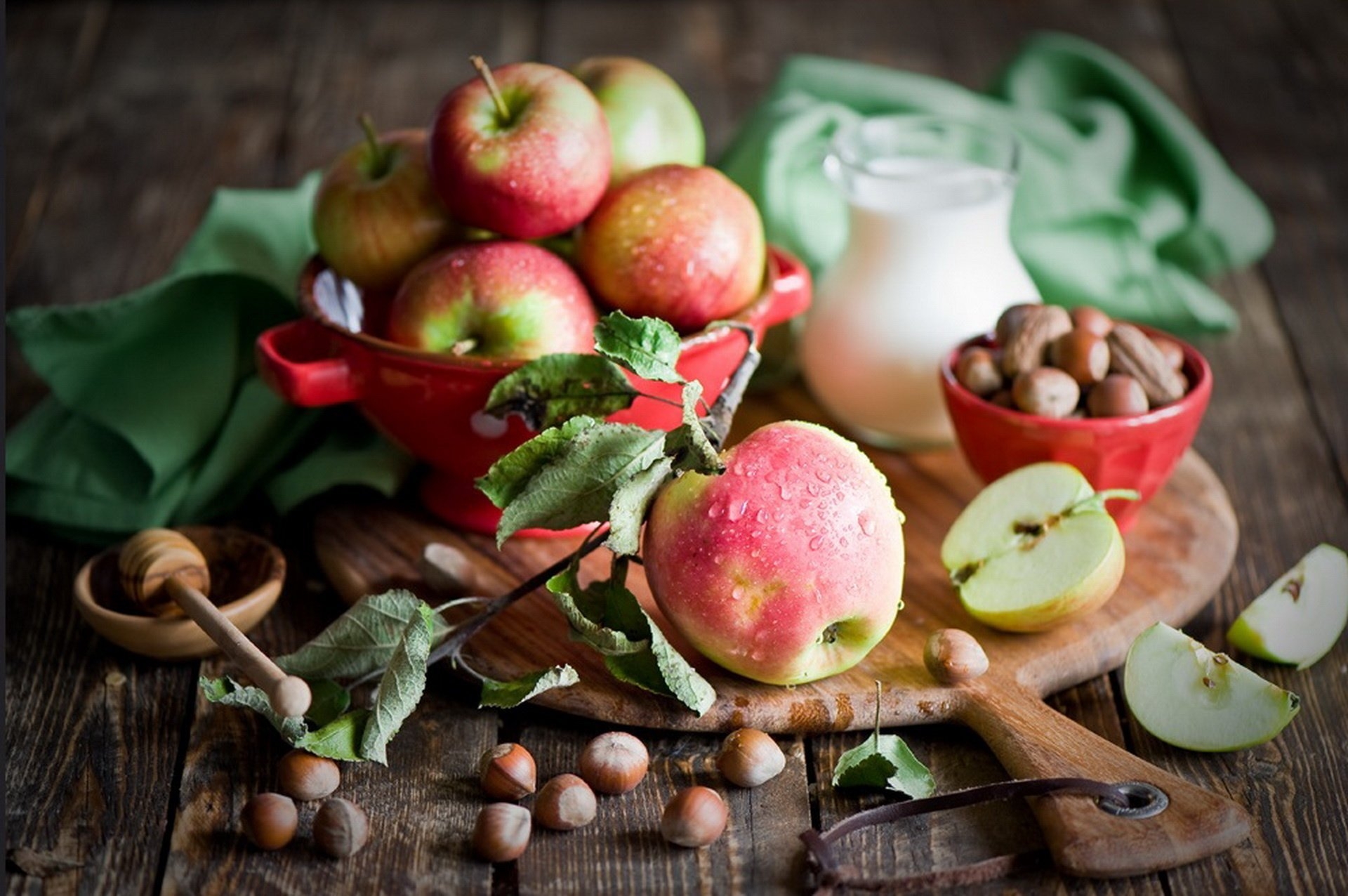 Ела вкусные яблоки. Натюрморт с яблоками. Яблоки мед орехи. Натюрморт яблочный спас. Яблоки с медом.