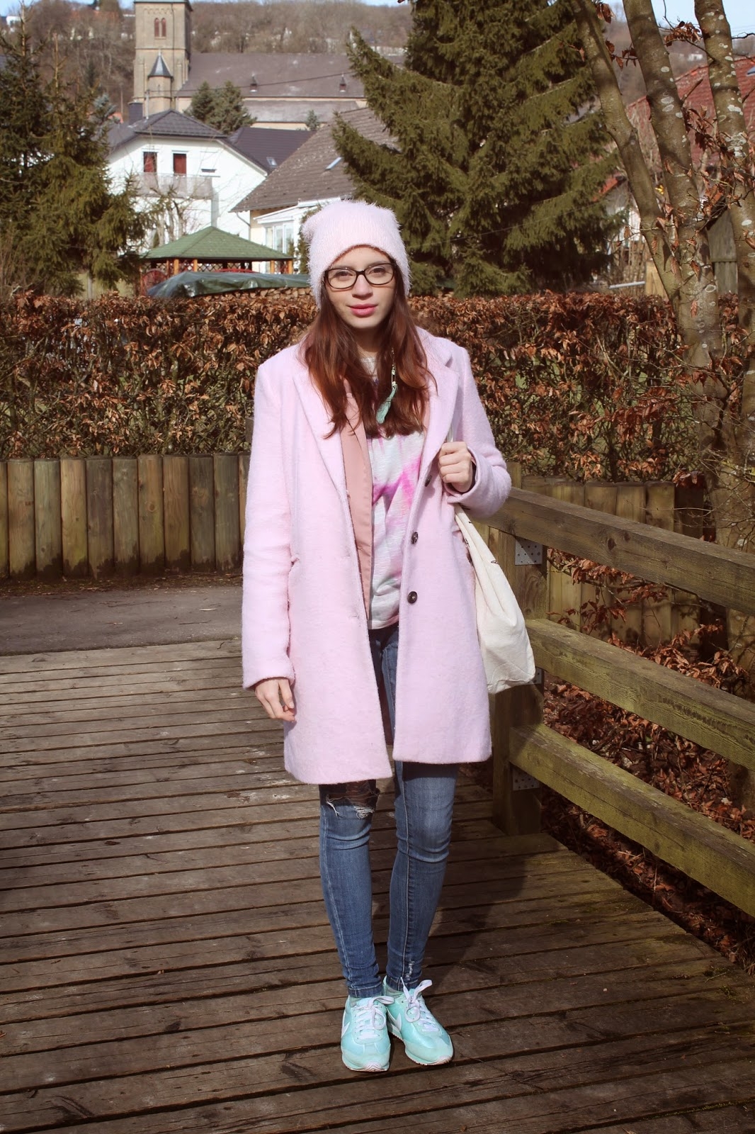Розовое пальто шапка. Головной убор к розовому пальто. Голубое пальто с розовой шапкой. Лук с розовым пальто. Шапка к розовому пальто.