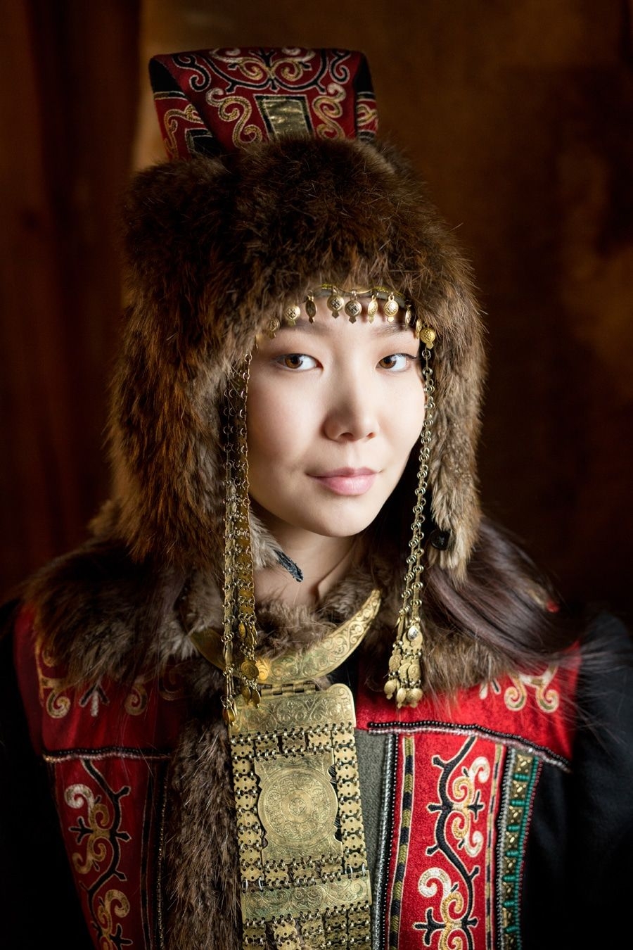 Якутянка фото. Даниэлла Ван монголка. Якутянка портрет. Саха танаьа Якутская одежда.