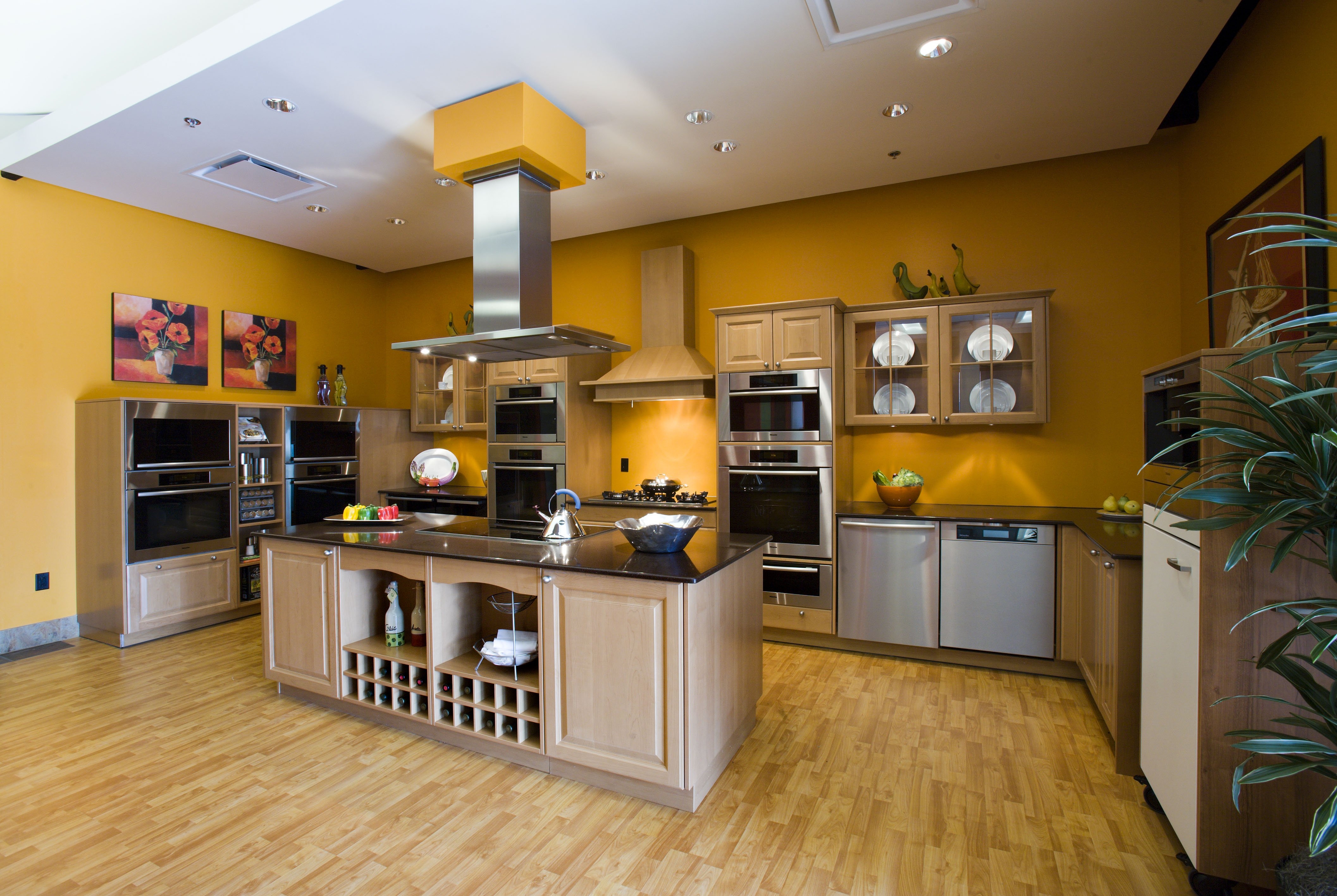 Дизайн покраски кухни. Интерьер кухни. Желтый цвет стен на кухне. Стены на кухне. Желтые стены на кухне.