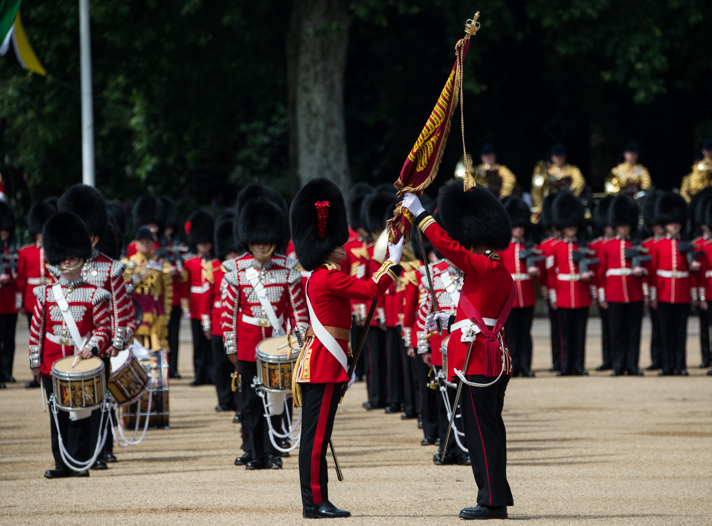 Церемония выноса флага. The Trooping of the Colour в Великобритании. Trooping the Colour праздник. Гвардейцы Великобритании. Парад в Великобритании.