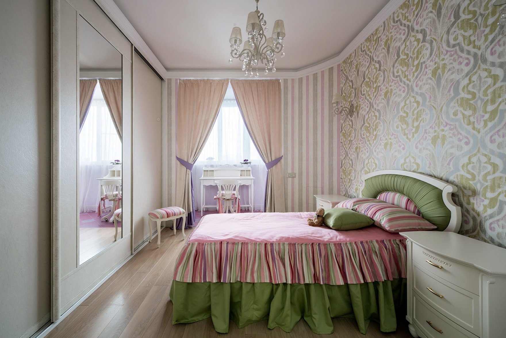 Зелёные шторы в розовой комнате