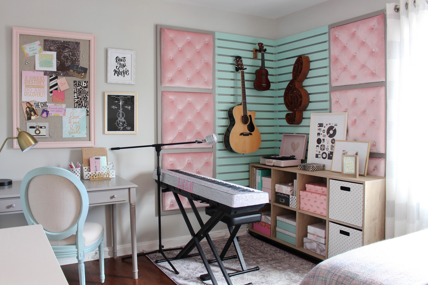 Bedroom music. Декор для комнаты подростка. Интерьер комнаты музыканта. Комната подростка музыканта. Комната в музыкальном стиле.