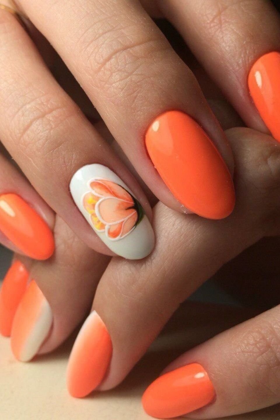 Яркий маникюр на средние ногти. Оранжевый маникюр. Оранжевые ногти. Яркий оранжевый маникюр. Оранжевый маникюр с дизайном.