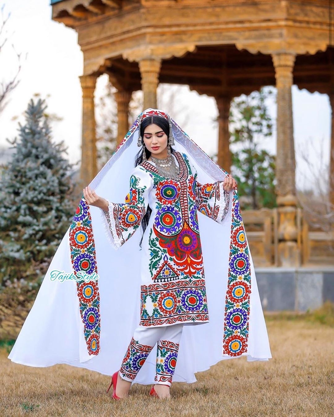 Темы таджикский. Курта чакан таджикский. Национальный костюм чакан Таджикистана. Таджикский национальный костюм Джома. Чакан попур.
