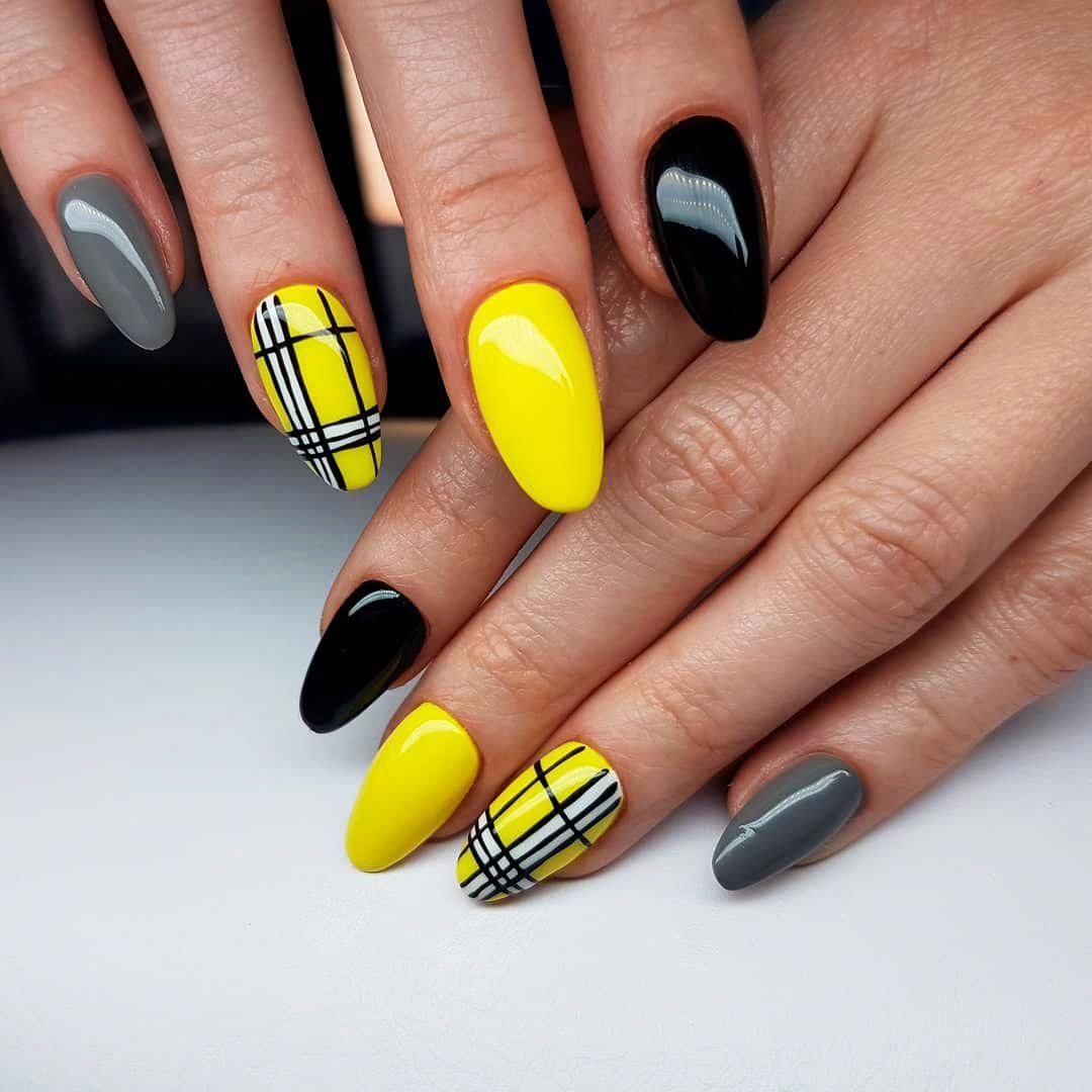 Дизайн желтых ногтей 2024. Маникюр жёлтый с чёрным. Маникюр черно желтый. Желтые ногти. Ногти желтые с черным.