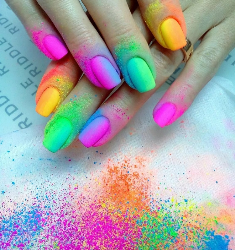 Дизайн ногтей с пигментами цветными