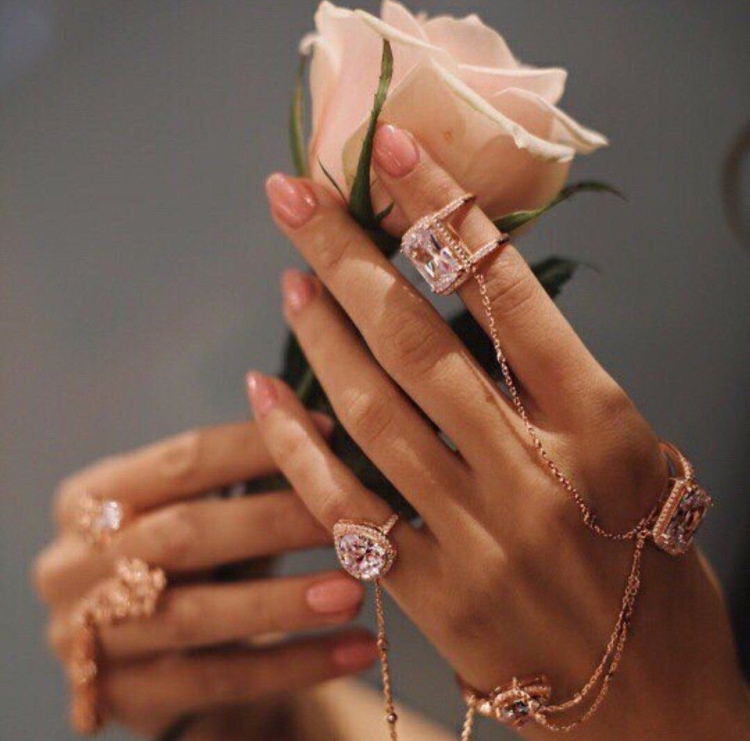 Женская рука с кольцом