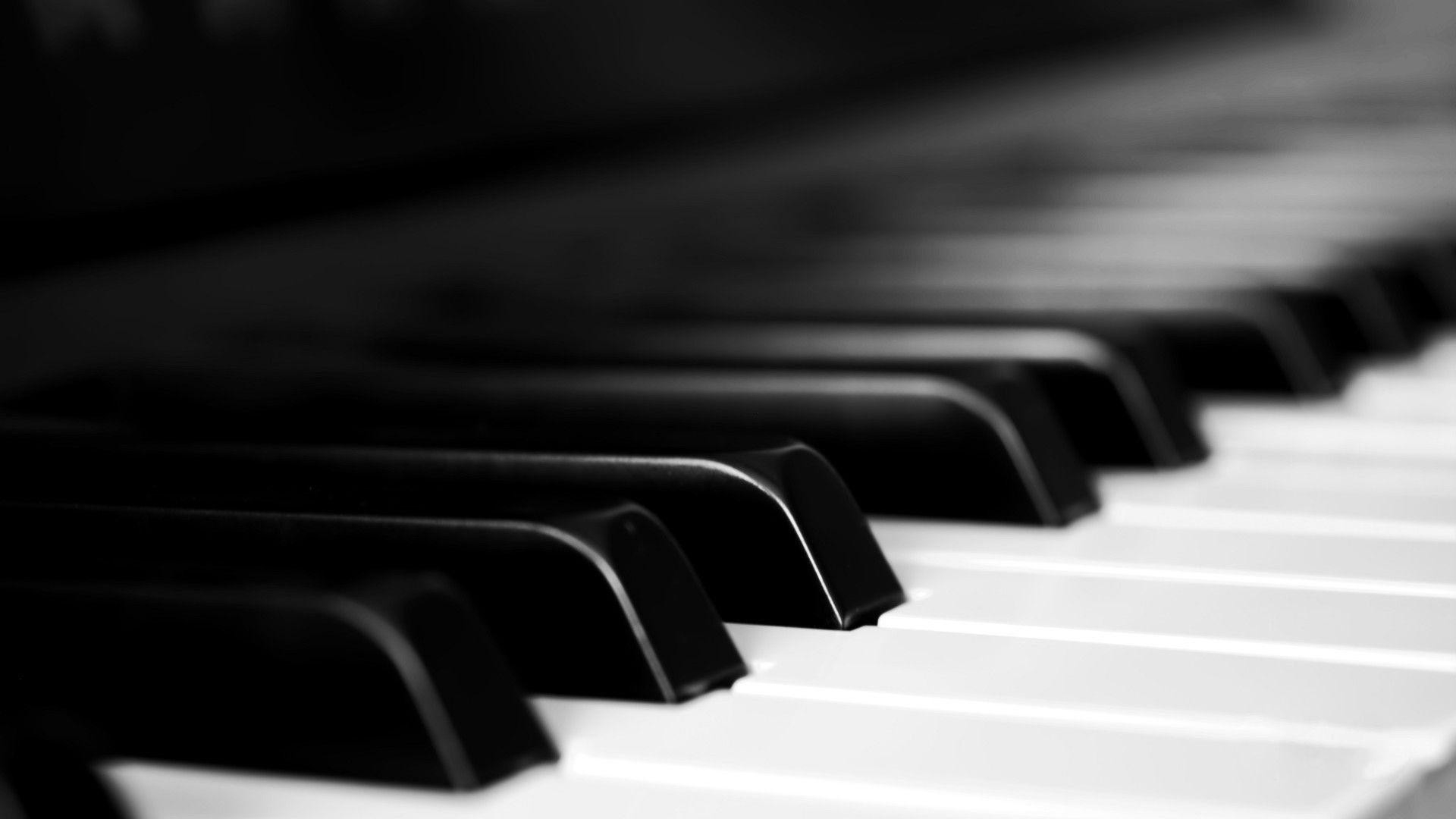 Пианино на черном фоне