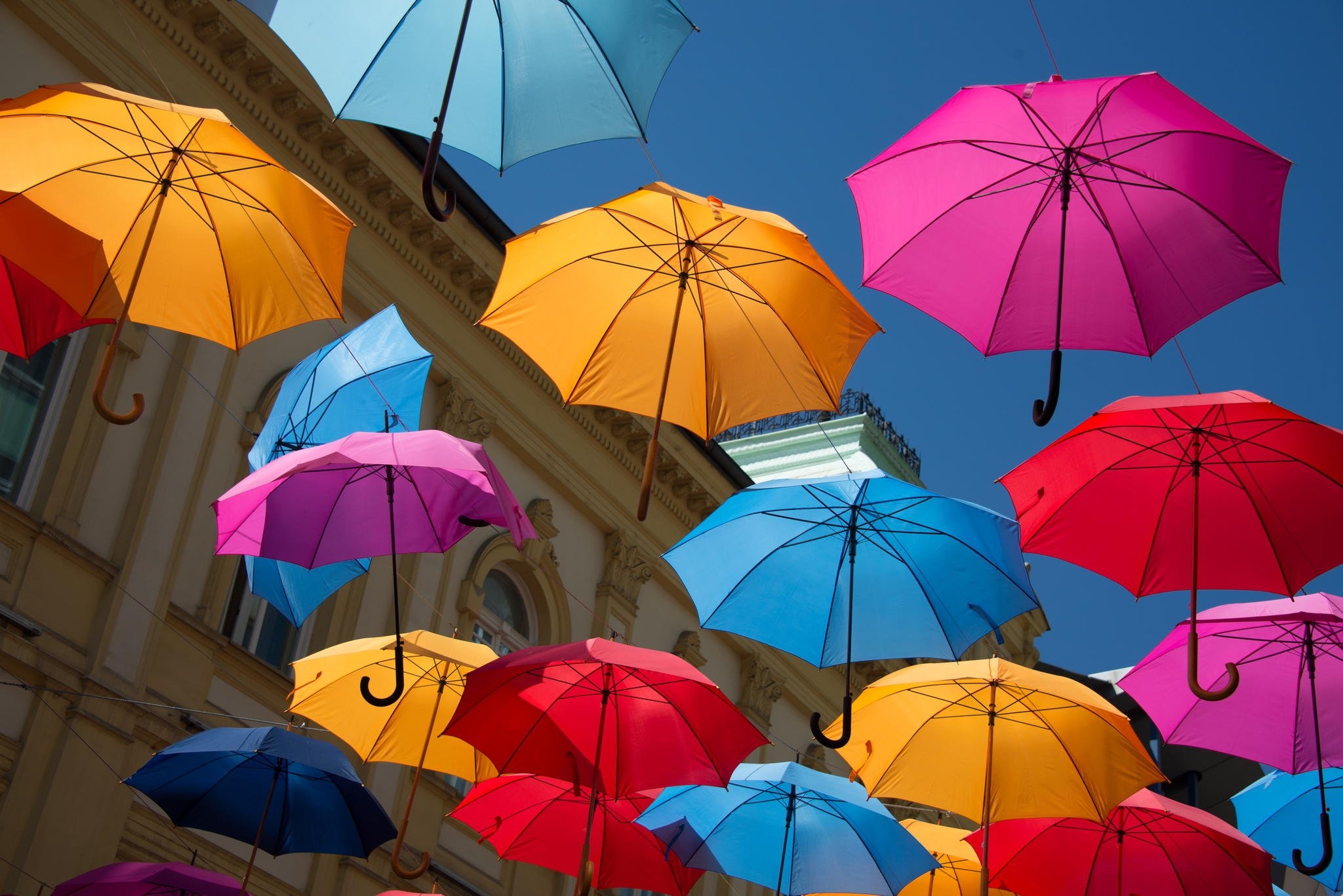 Веселые зонтики. Зонтики яркие. Красивый зонт. Разноцветные зонтики. Много зонтов.