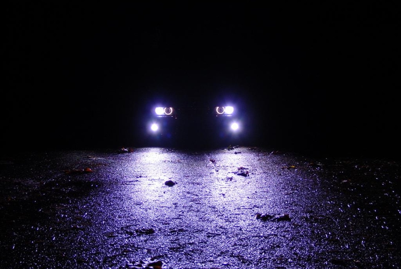 Ночь дорога свет фар. Свет фар в темноте. Фары ночью. Свет фар на дороге. Свет фар авто.