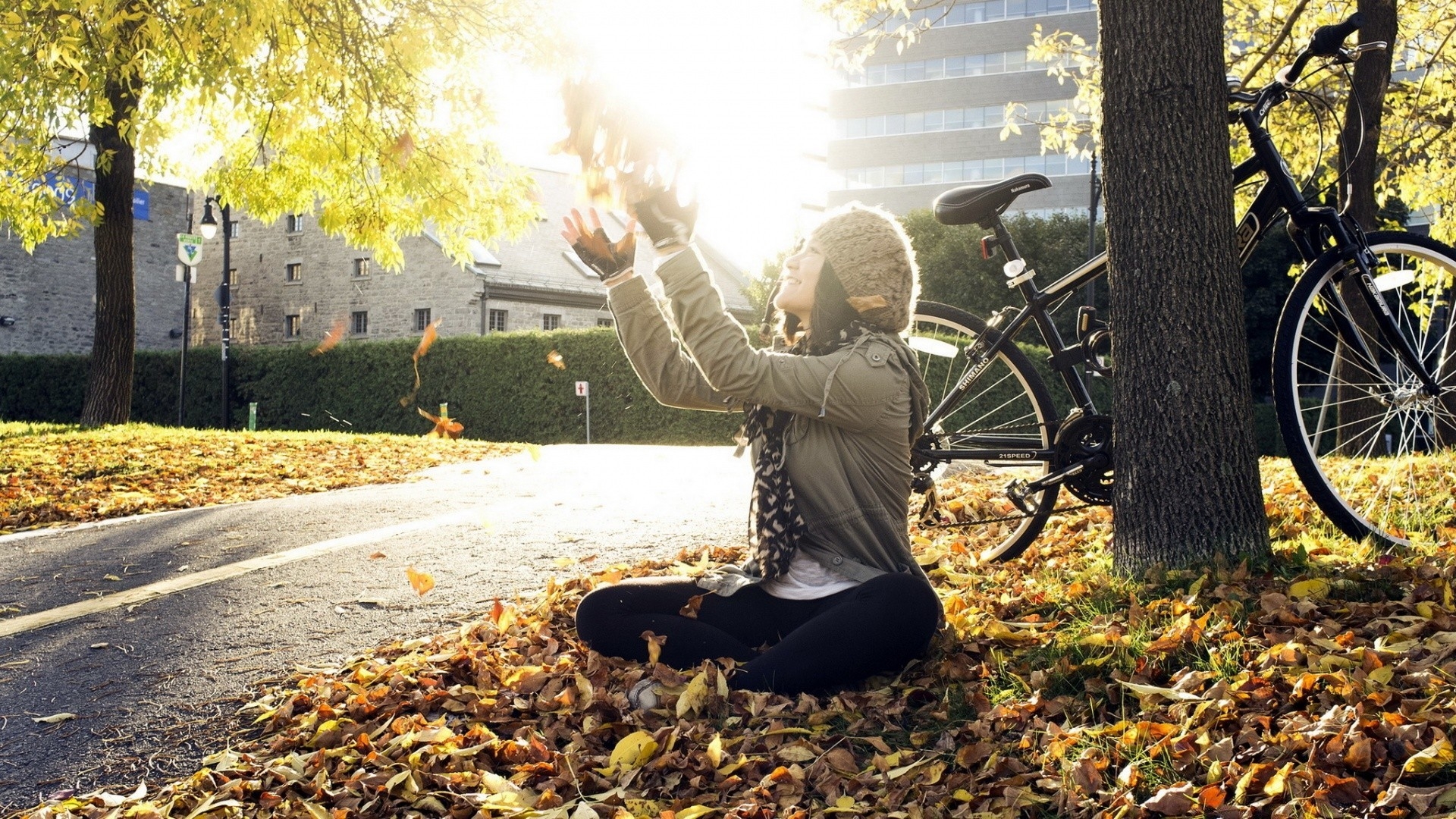 Mellow outdoors. Спорт осень. Люди осенью. Осенняя прогулка. Прогулка в осеннем парке.