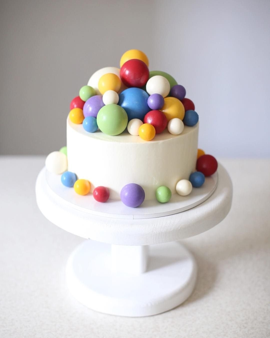 Украсить торт шариками. Торт с шариками. Торт детский с шоколадными шариками. Декор торта с шариками. Торт с шоколадными шарами.