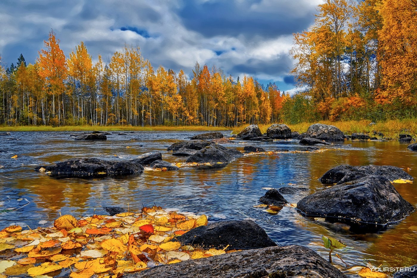 Осенью р. Карелия осень Ахвенкоски. Осенняя река Карелия. Карелия лес озеро осень. Озера Карелии осенью.