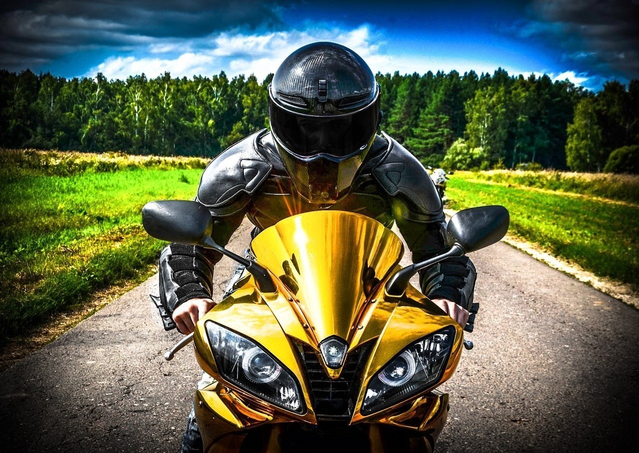 Мотоциклист. Yamaha r6 Золотая. Ямаха р1 в шлеме. Yamaha r6 черный с мотогонщиком. Шлем для Yamaha r1.