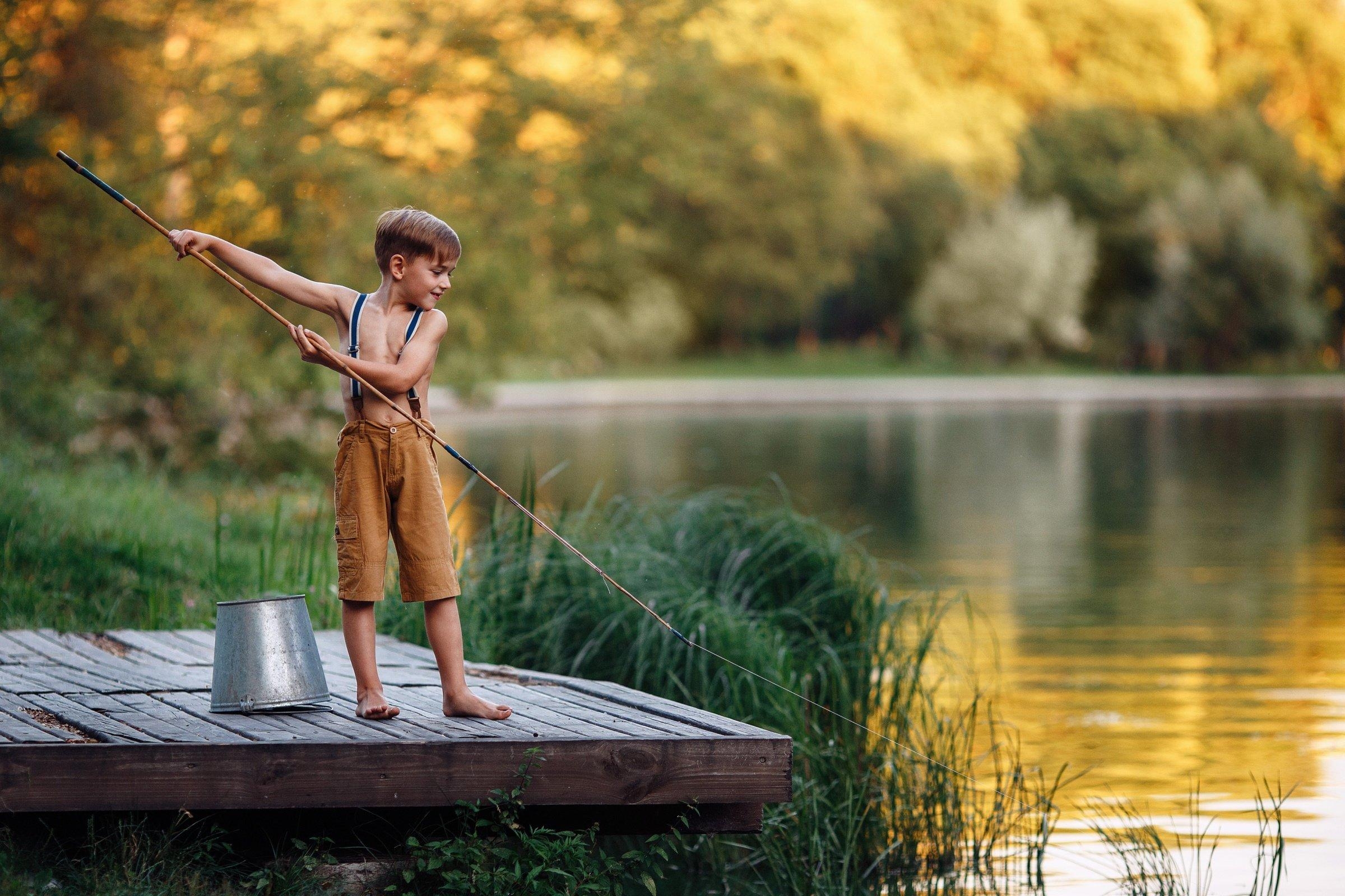 Летним утром мы направляемся на рыбалку природа. Мальчик Рыбак. Летом на речке. Мальчик с удочкой. Мальчик на природе.