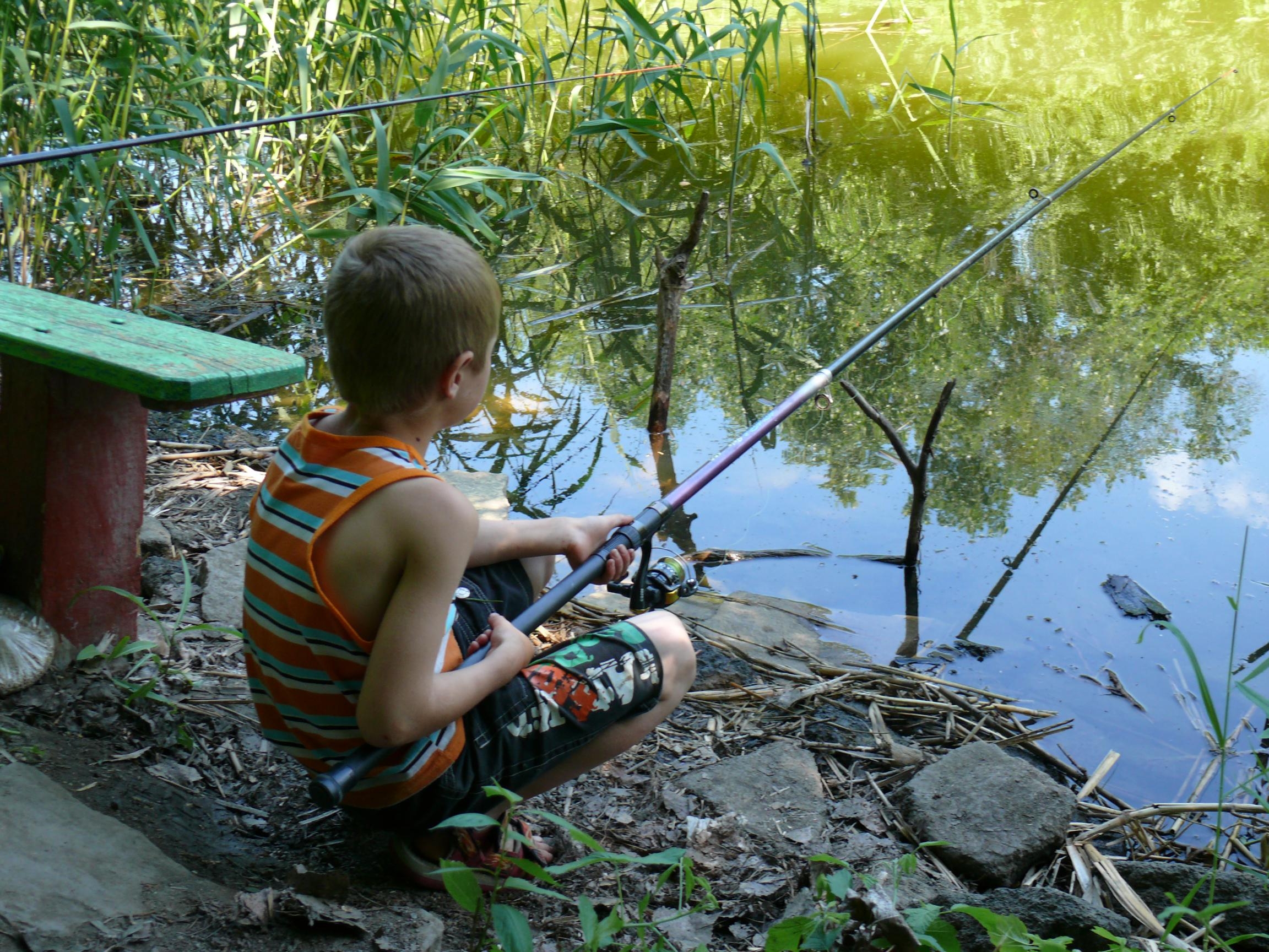 Рыбачим с моста. Рыбалка летом. Мальчик рыбачит. Мальчик Рыбак. Детская фотосессия рыбалка.