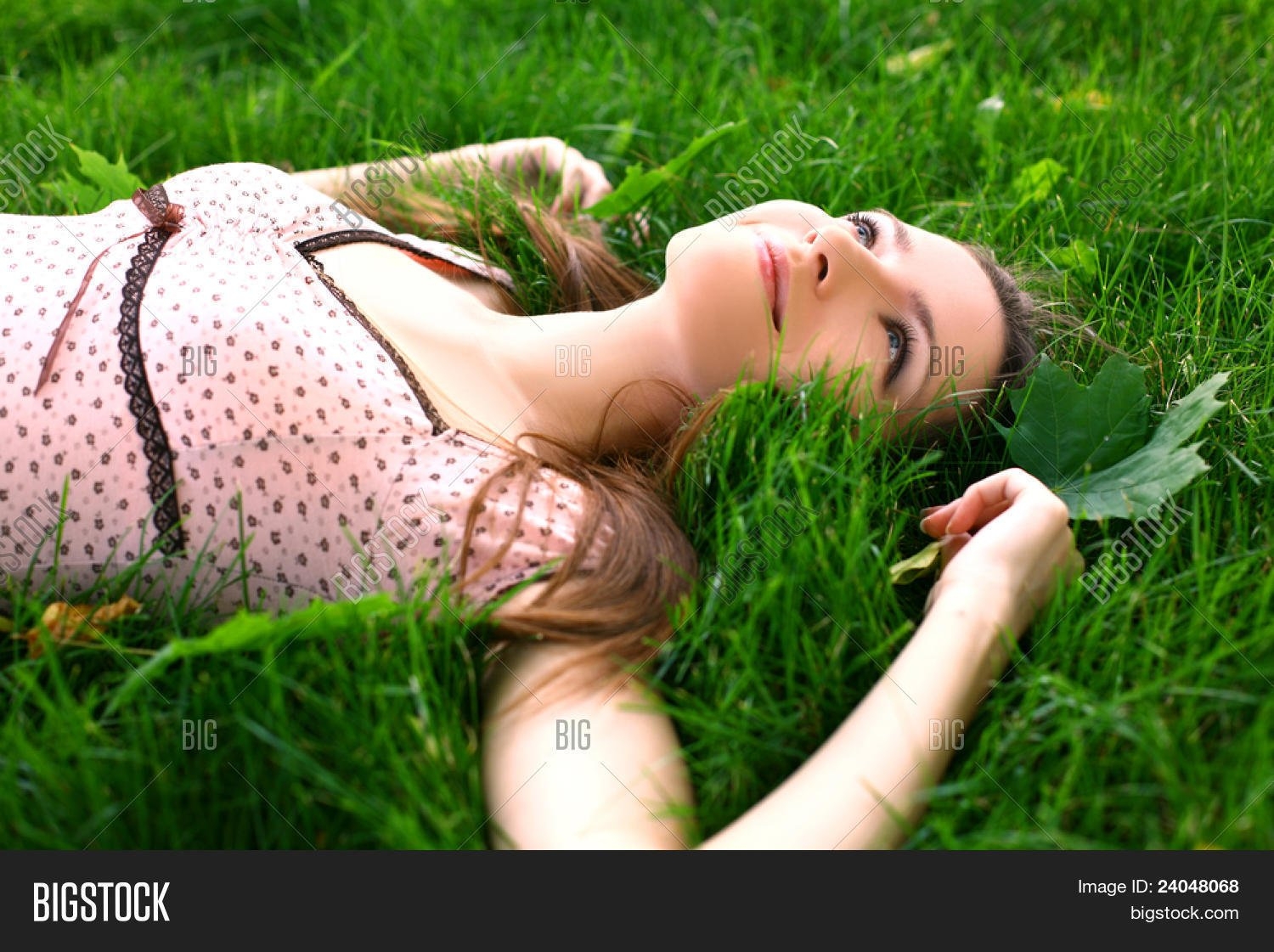 Лежу фото. Лежит на траве. Девушки лежа. Женщина лежит на траве. Девушка в траве.