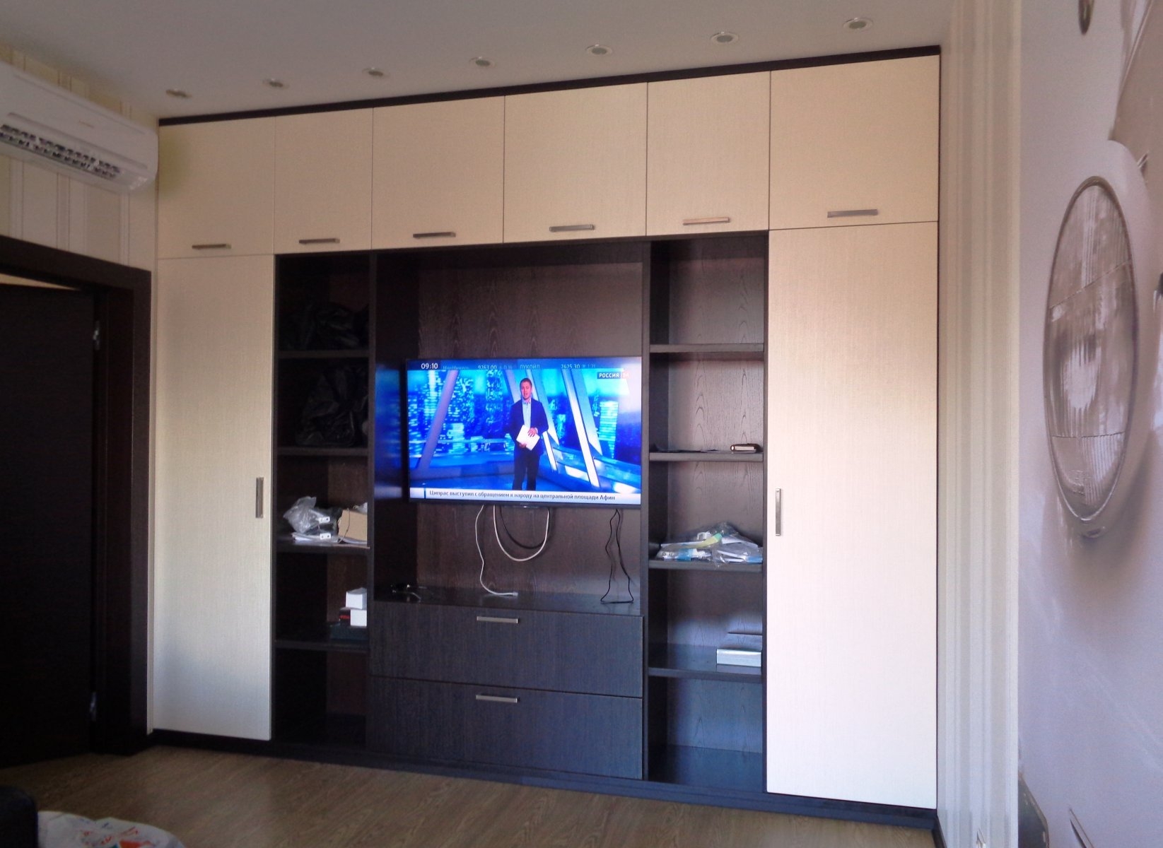 Телевизор встроен в шкаф. Телевизор встроенный в шкаф. Шкаф стенка. Встроенная мебель для гостиной. Стенка со встроенными шкафами.