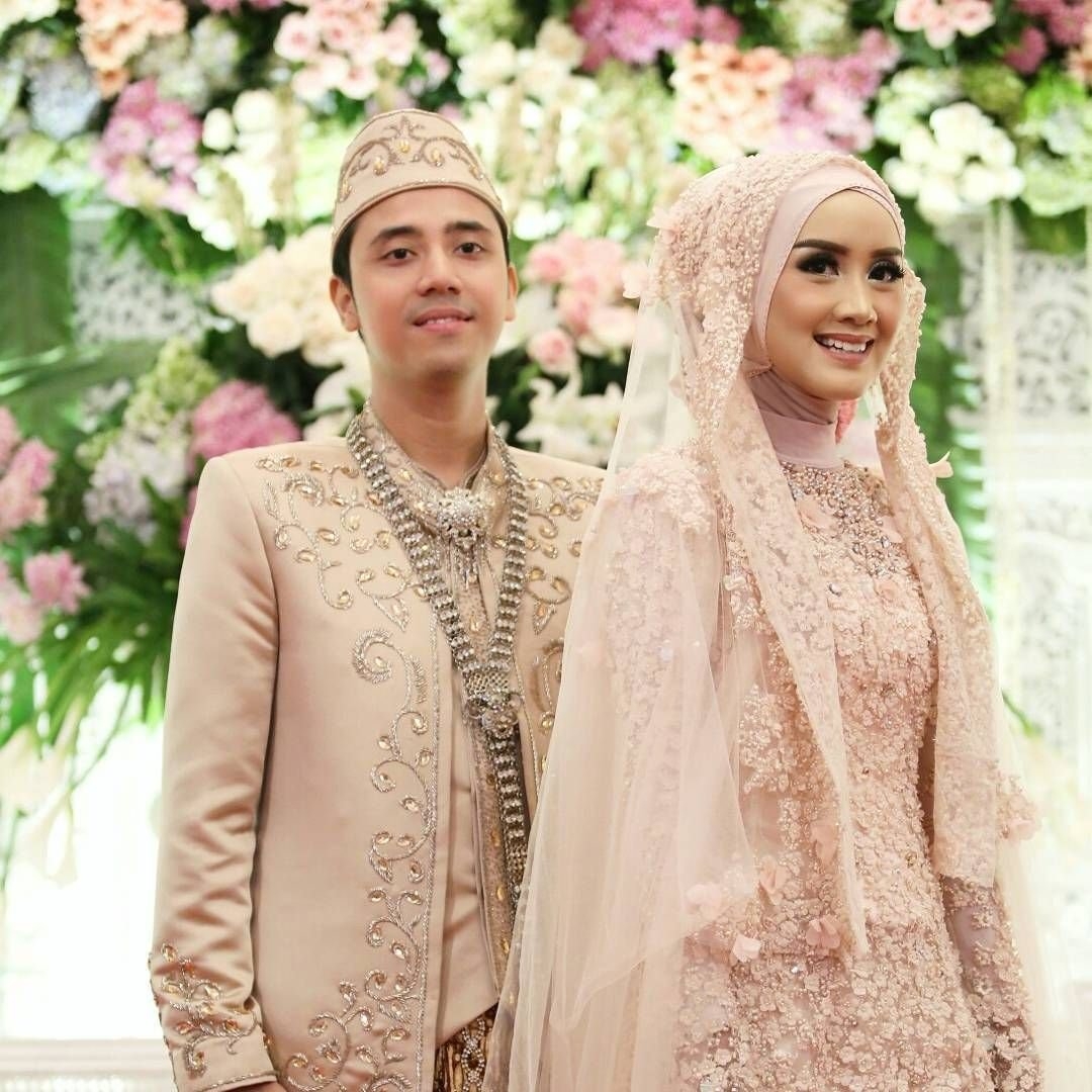 Хиджабе малайзия. Мусульманские Свадебные платья. Платье на никах. Свадебный наряд мусульманки.