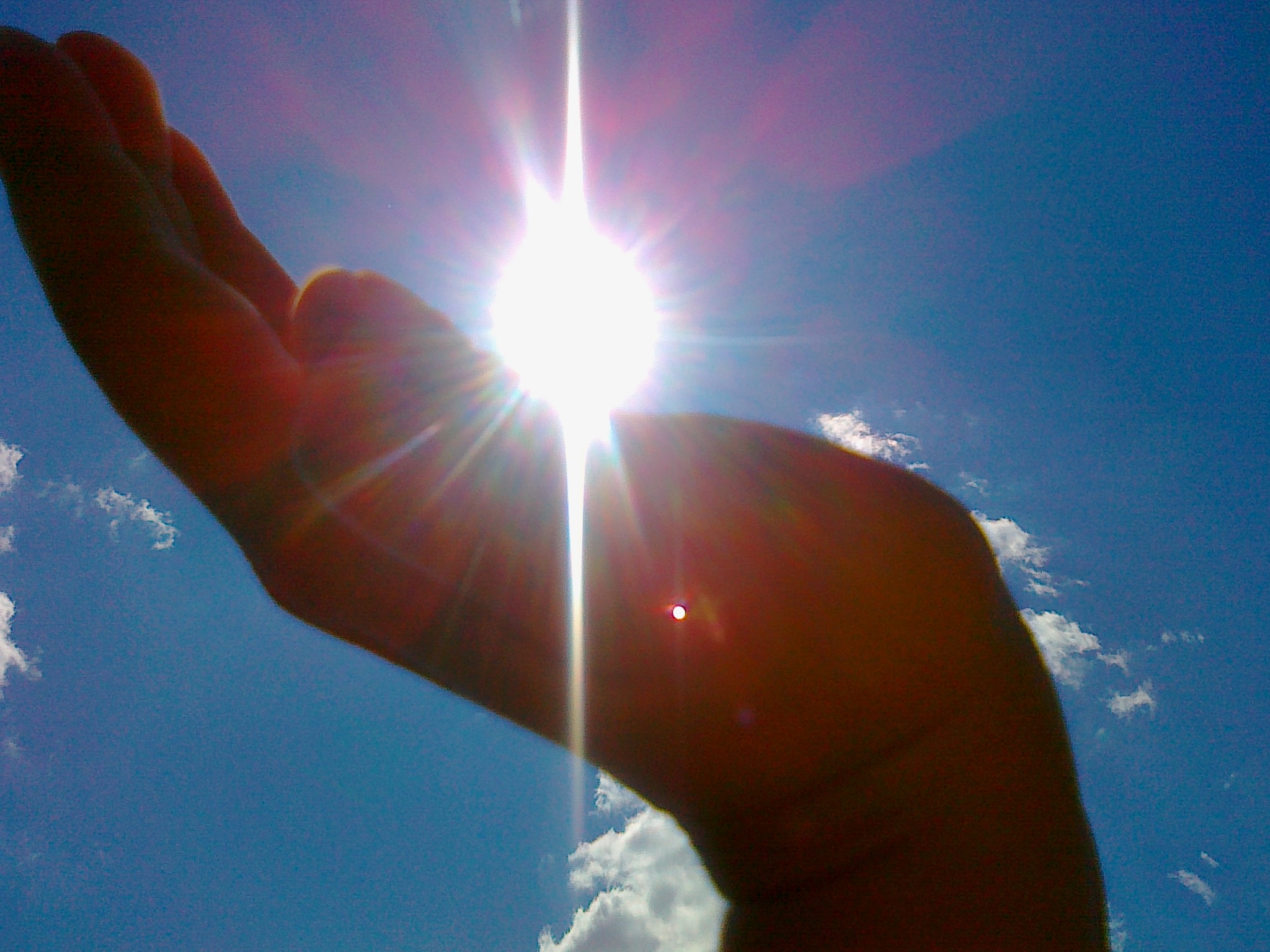 Ты и есть луч света. Солнце в руках. Солнце на ладони. Рука в лучах солнца. Лучик солнца в руке.