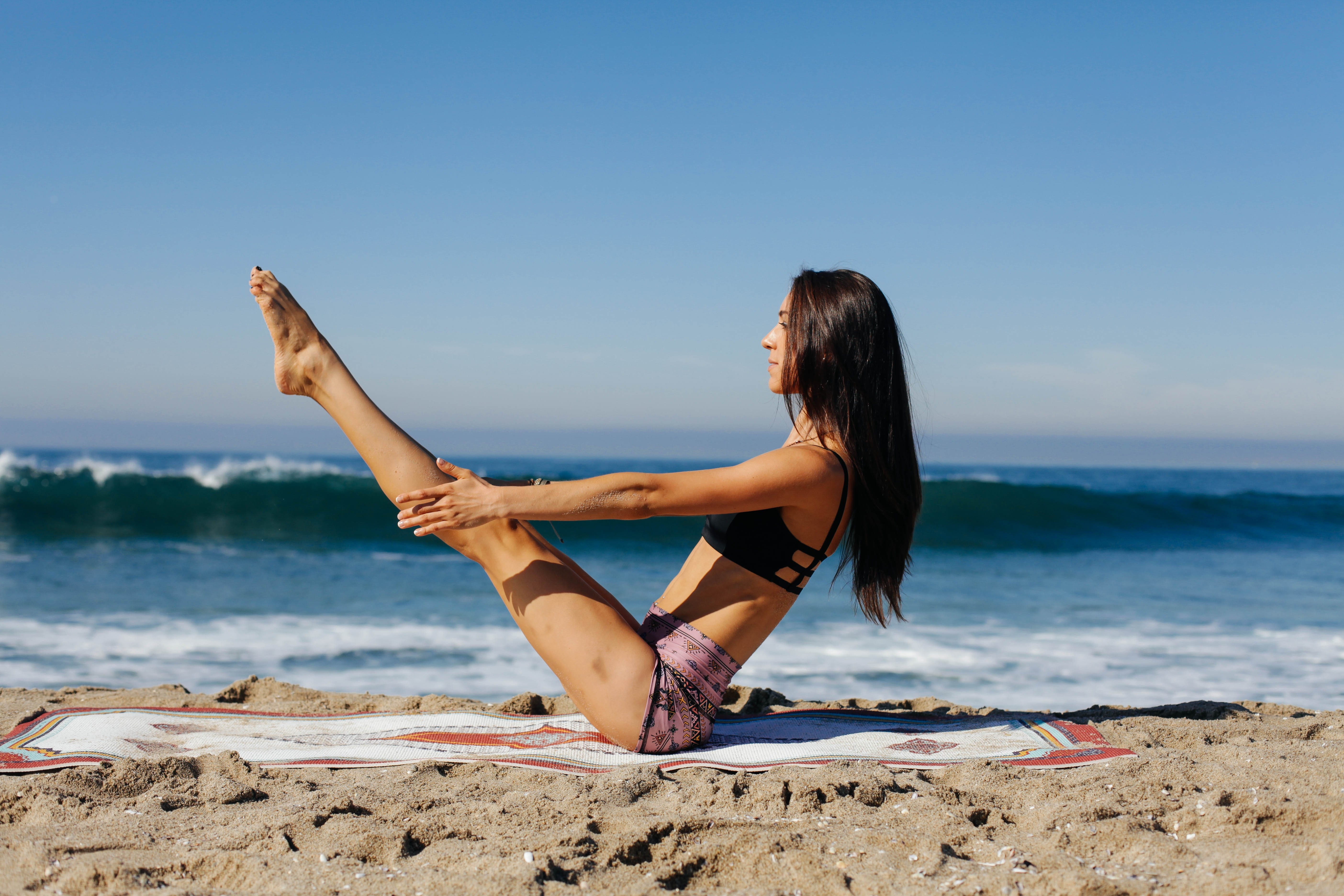 Йога на берегу. Йога на пляже девушка. Девушка йога море. Красивая девушка йога на пляже. Красивые позы на море.