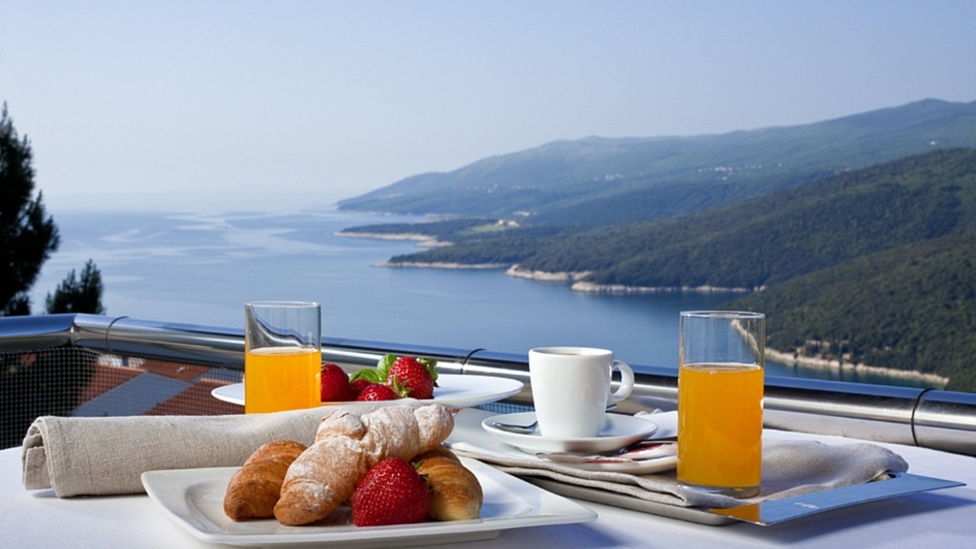 Беречь завтрак. Море Италия завтрак Позитано. Утро на море. Завтрак с видом на море. Чашка кофе с видом на море.
