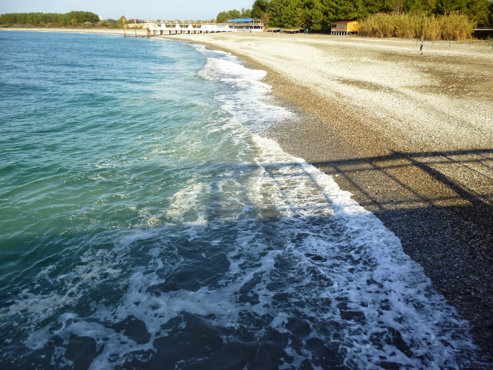 Вода в море в пицунде сейчас. Пляж Бичвинта Пицунда. Водоворот Пицунда. Пицунда море. Пляж Бичвинта Пицунда фото.