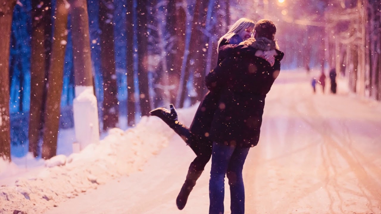Доверие зима. Парень с девушкой зимой. Зимняя романтика. Влюбленные зимой. Зимние объятия.
