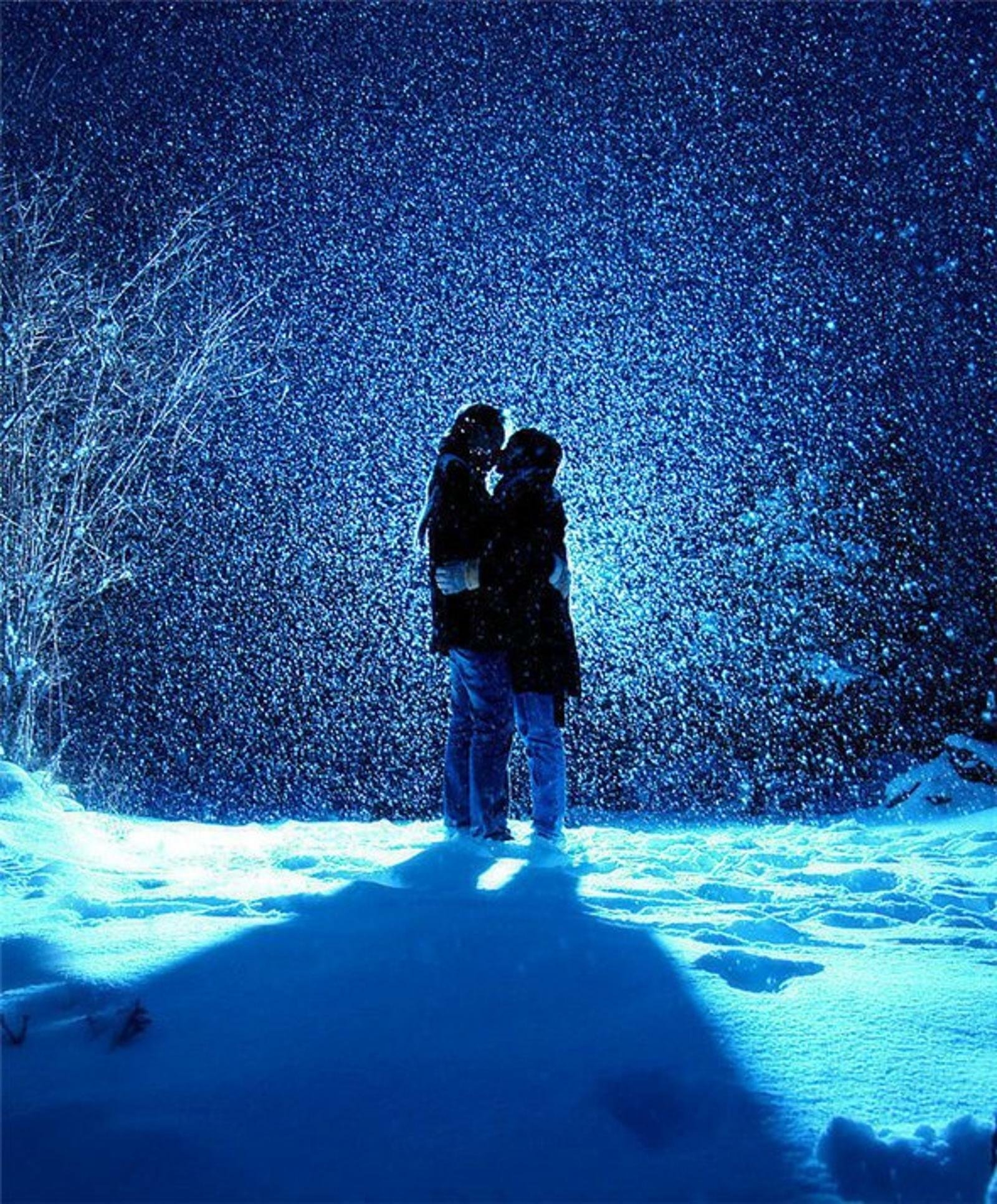Снегопад шепот. Влюбленные зимой. Зима любовь. Романтика зимой. Влюбленные под снегом.