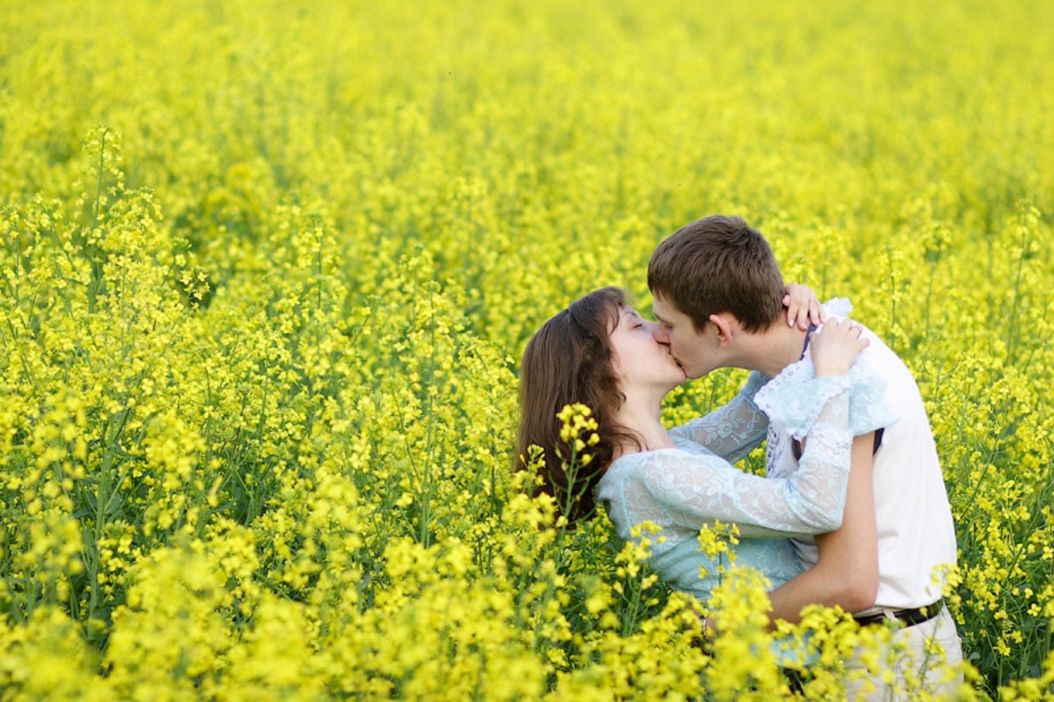 Summer kiss. Объятия на природе. Влюбленные на лугу. Парень и девушка в поле.