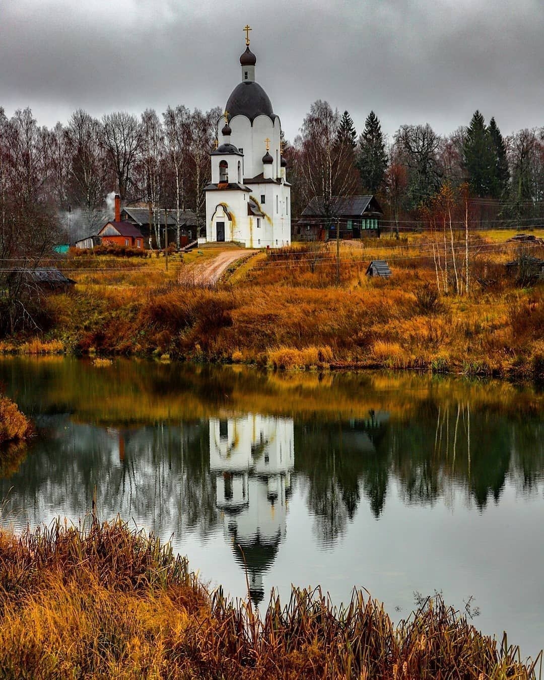 Храм в ноябре фото. Храмы Бронницы поздняя осень. Алёховщина Церковь поздняя осень. Осень и храмы на селе. Августово деревня Церковь.