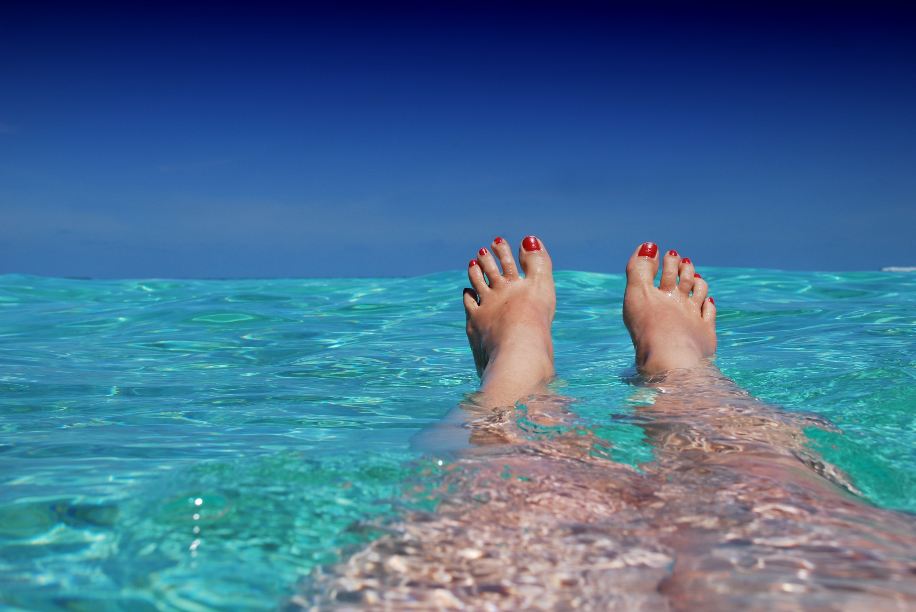 Педикюр вода. Ноги в море. Море ноги пляж. Ноги на фоне океана. Ножки на море.