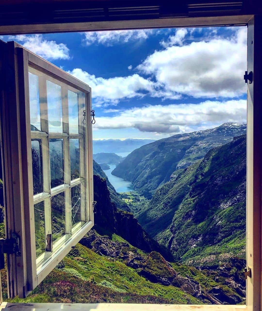 Iz okna. Красивый вид из окна. Окно с красивым видом. Вид из окна на горы. Красивые окна.