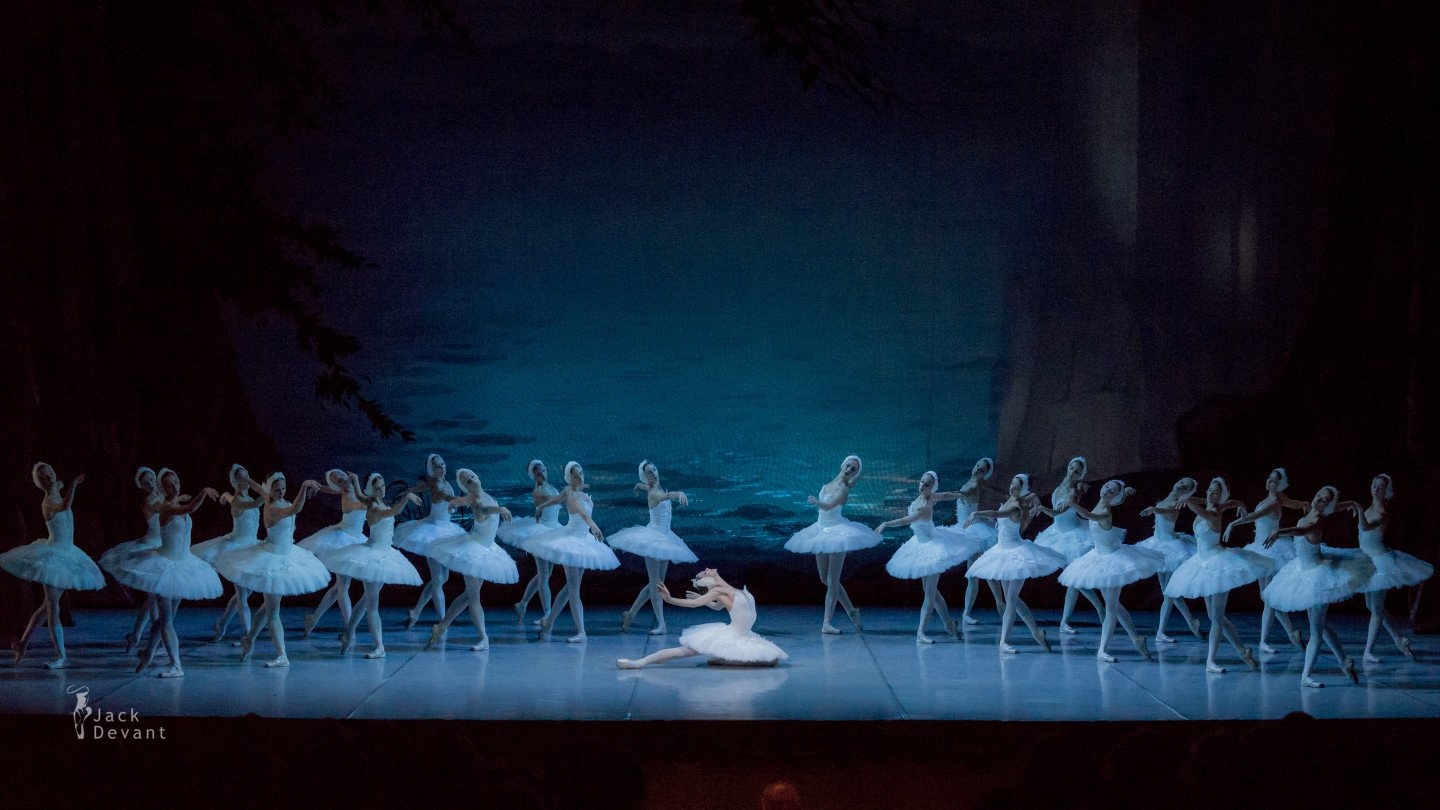 Лебединое озеро 6. Американский балетный театр Лебединое озеро. Фон для балета Лебединое озеро. Голубин Лебединое озеро. Балет лебединой озеро 1993.