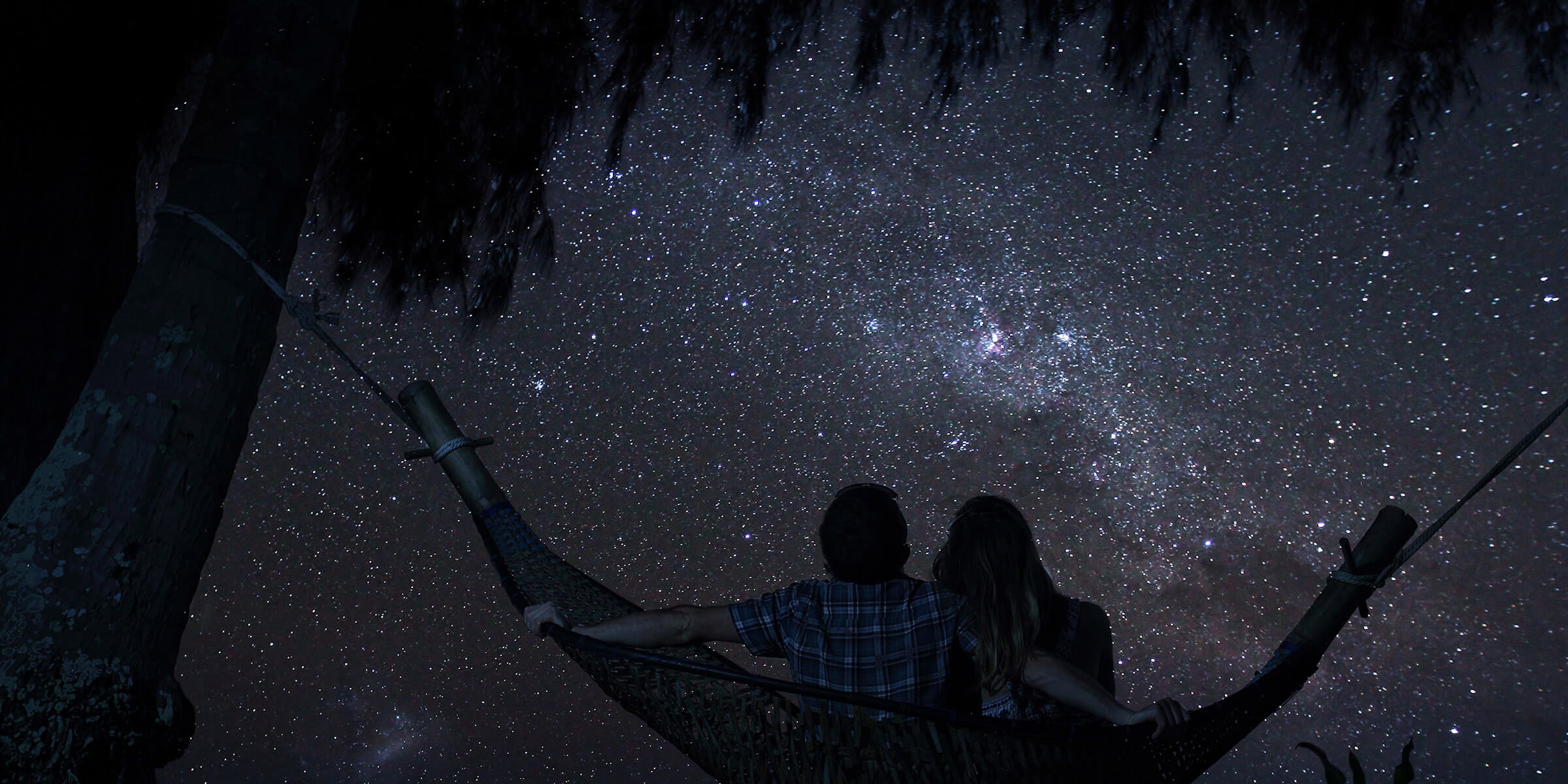 Пропасть со связи. Влюбленные под звездным небом. Под звездами. Пара под звездами. Звездное небо и влюбленные.