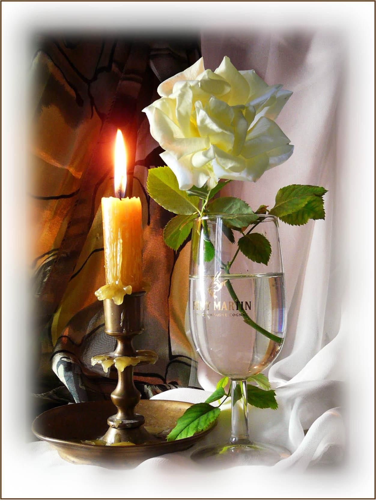 Добрый вечер свечи. Поминальная свеча. Цветы и свечи. Поминальная свеча и цветы. Красивые свечи.