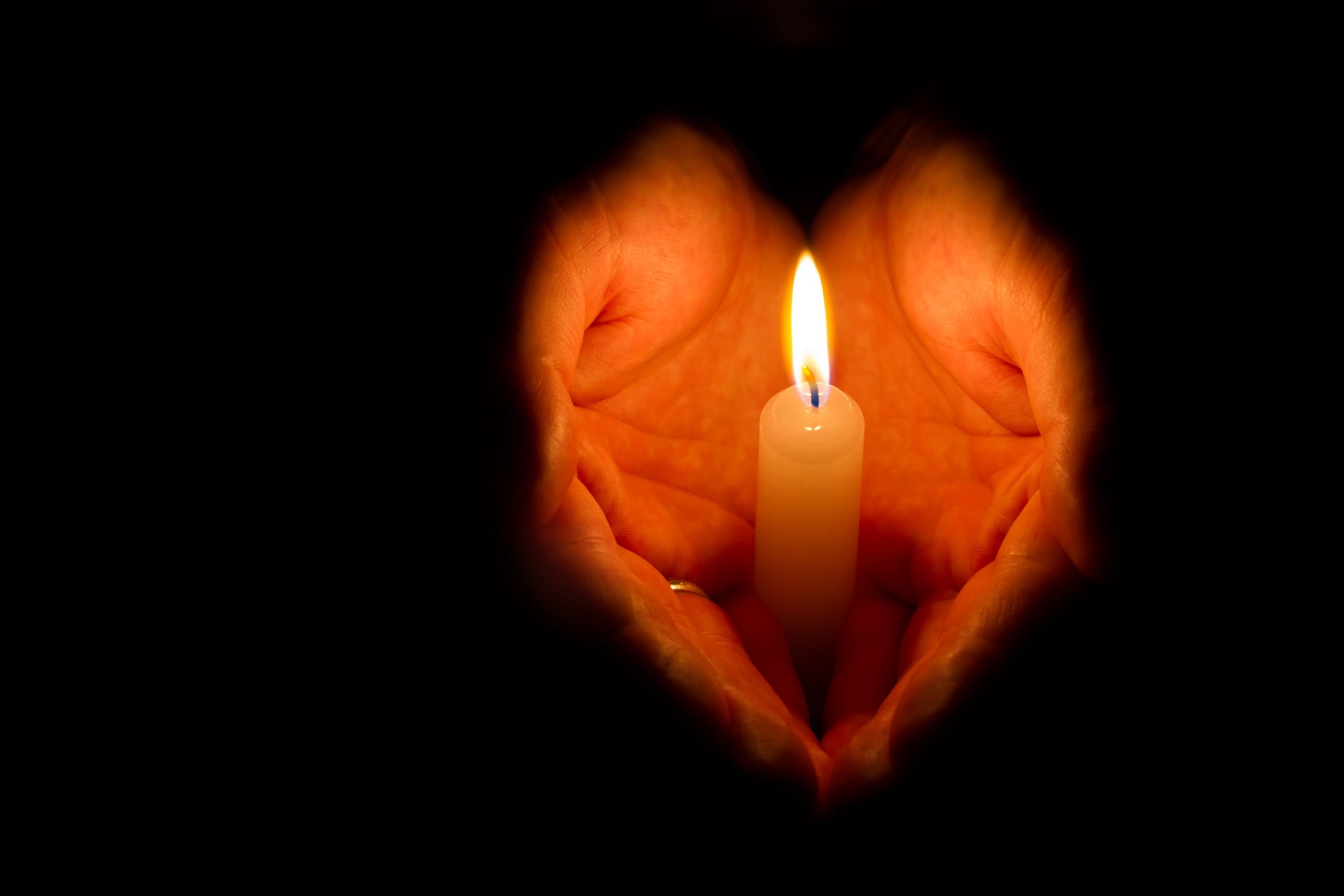 Свеча в честь погибших. Поминальная свеча. Свеча скорби. Свечка памяти. Траурная свеча.