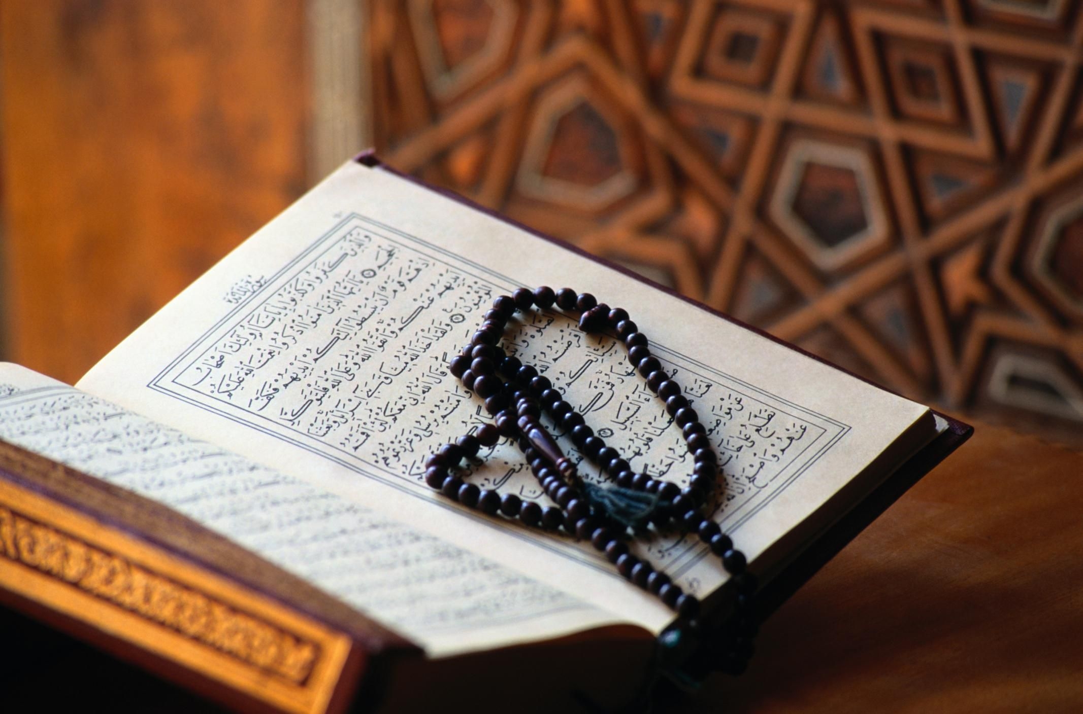 Читать коран в телефоне. Коран картинки. Мечеть с Кораном. Красивый Коран.