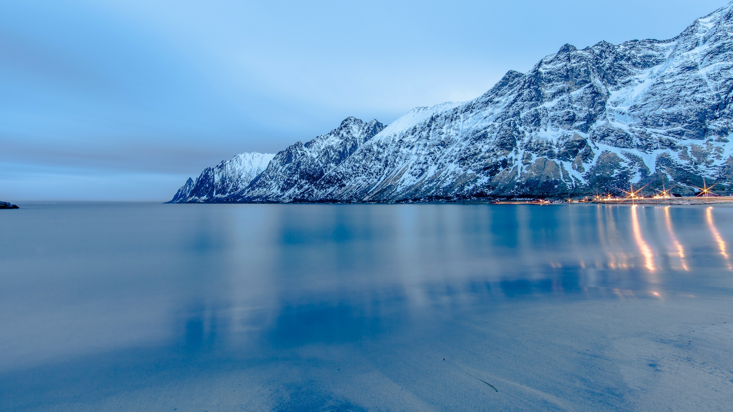 Горная холодная вода. Озеро Байкал зимой. Замерзшее озеро Байкал. Норвегия фьорды зима. Пейзаж озера Байкал.
