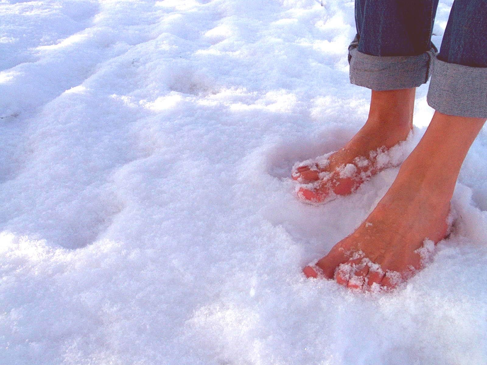 Я бегу по снегу босиком. Босые ноги на снегу. Хождение босиком закаливание. Ноги в снегу. Женские ноги в сугробе.