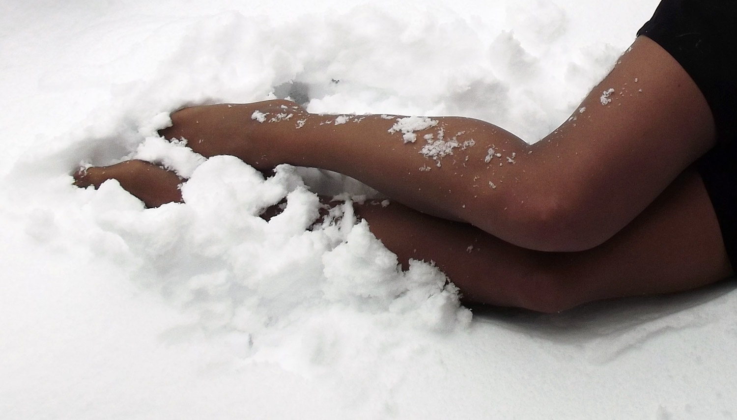 Женщина в сугробе. Ноги в снегу. Ножки зимой. Женские ноги в сугробе. Женские ноги на снегу.
