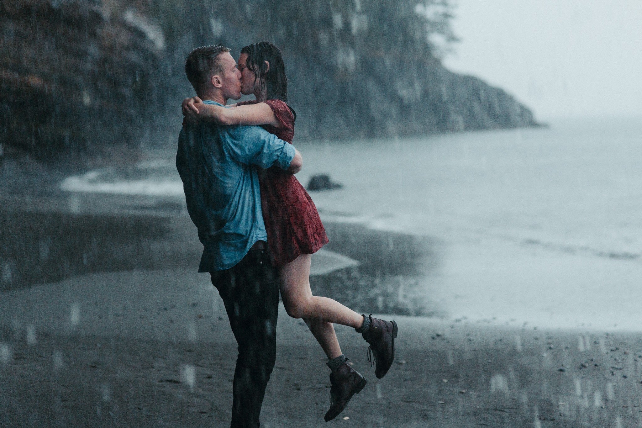 Девки под мужиком. Под дождем. Поцелуй под дождем. Пара под дождем. Влюбленные под дождем.