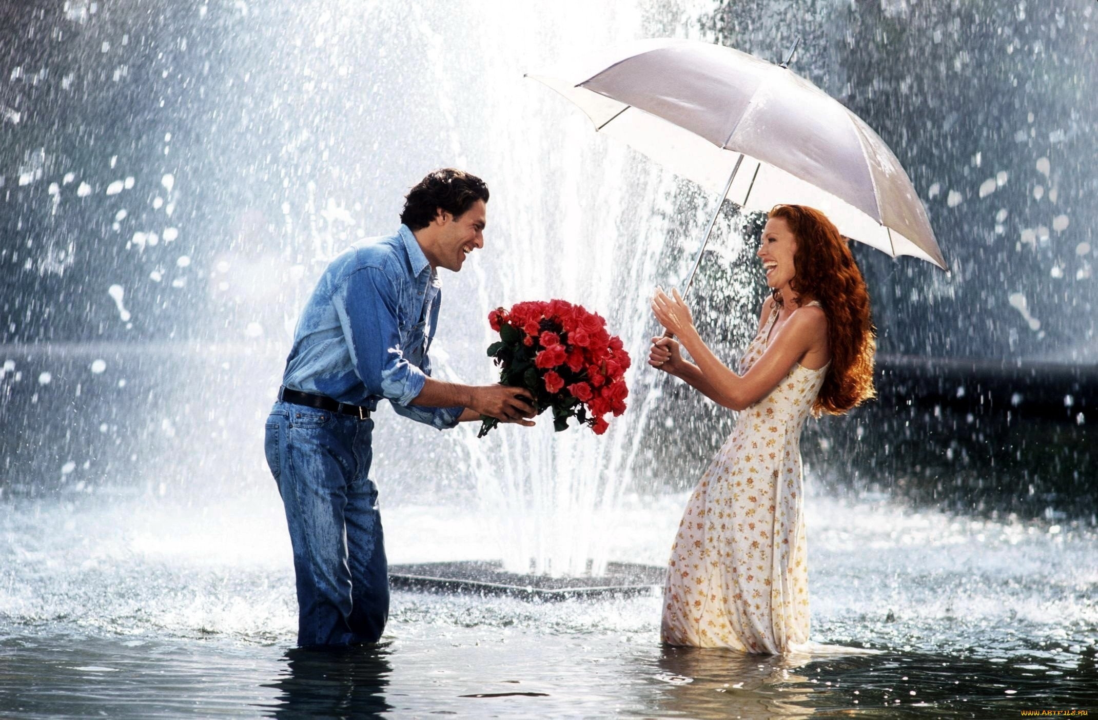 Гуляй мимо. Романтические поступки. Мужчина и женщина под дождем. Красивый поступок. Любовь под дождем.