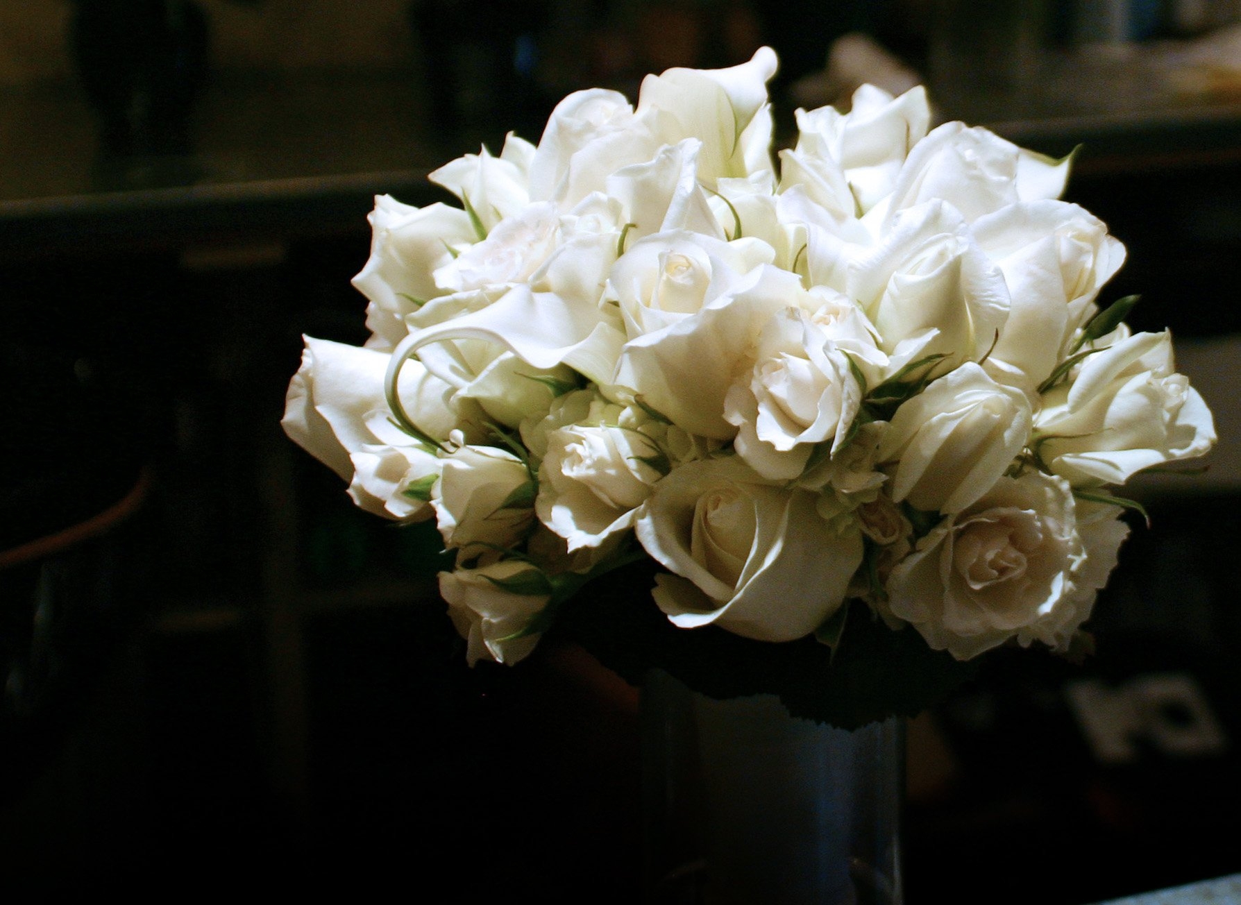 Белые розы в руках. Белые розы. Белый букет. Букет цветов белые розы. Красивые белые розы.