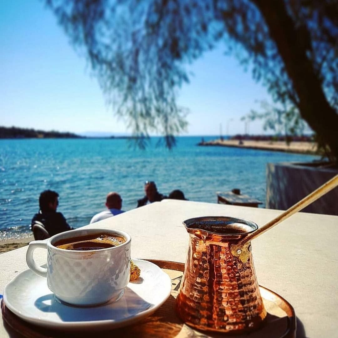 Sea cup. Кофе и море. Кофе на берегу моря. Чашка кофе на море. Утренний кофе на берегу.