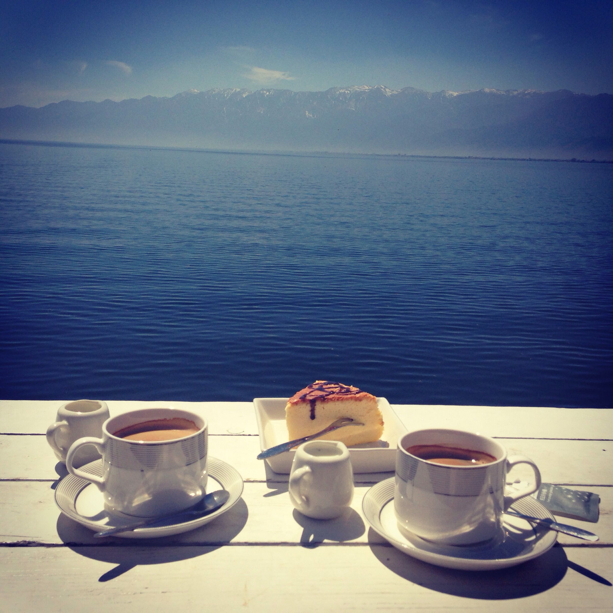 Sea cup. Чашка кофе на море. Доброе утро море и кофе. Кофе и море. Чашка кофе на берегу моря.