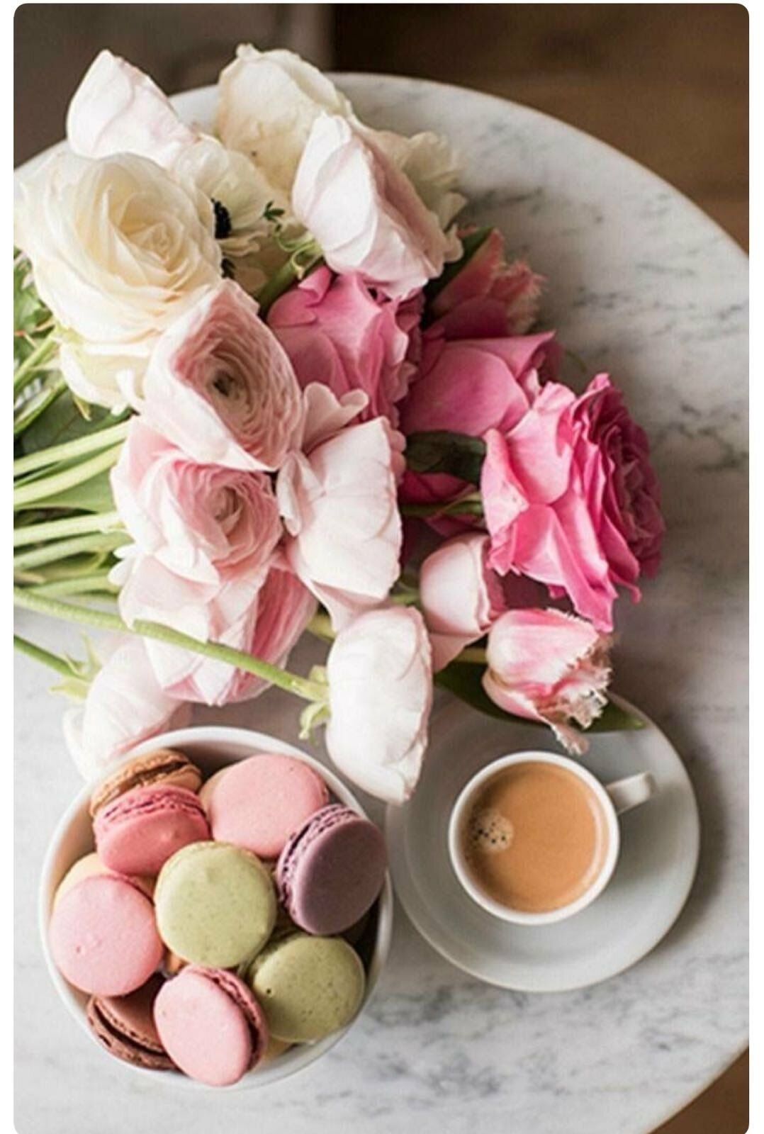 Доброе утро март нежные картинки. Кофе и цветы. Нежные цветы и вкусняшки. Завтрак с цветами. Стильные цветы.