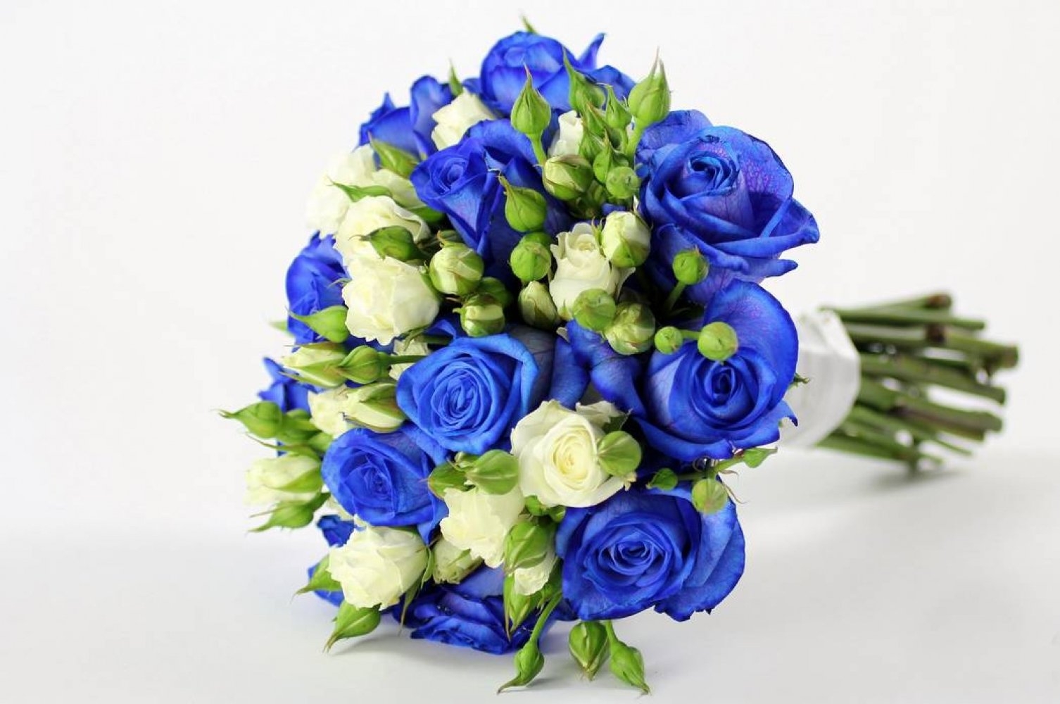 Букет в синем цвете. Букет невесты "синий Ирис". Гентиана синяя в свадебном букете. Синие кустовые розы. Голубые кустовые розы.